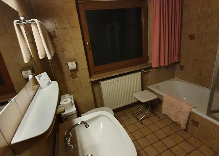 Haus Monika Und Haus Claudia מאיירהופן